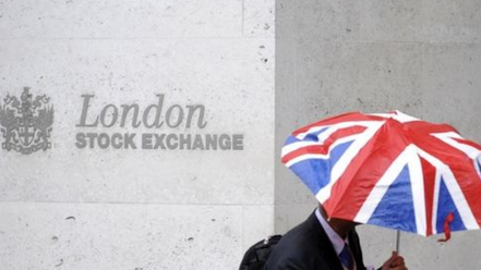 英國富時100指數受到升息影響，使市場對於未來經濟成長及通膨危機出現擔憂，另外可以發現美國與英國的利差逐漸擴大。 © 路透社圖片