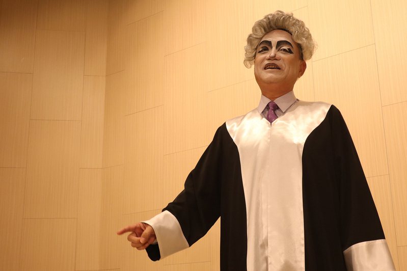 嘉德董事長何長慶特別在《薩勒姆風暴》劇中出演法官兼執政官。圖／清大提供