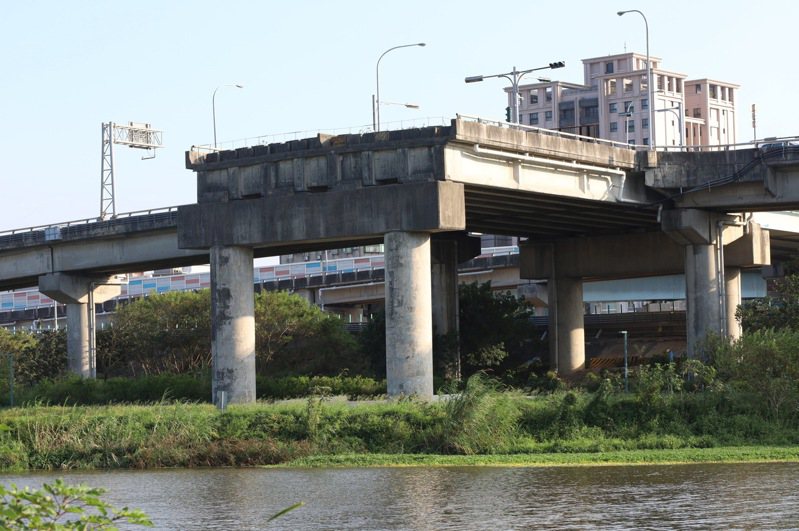 武陵路斷頭橋可望銜接台1線替代道路，未來將可從新竹市北區經武陵路高架直通竹北。圖／縣府提供