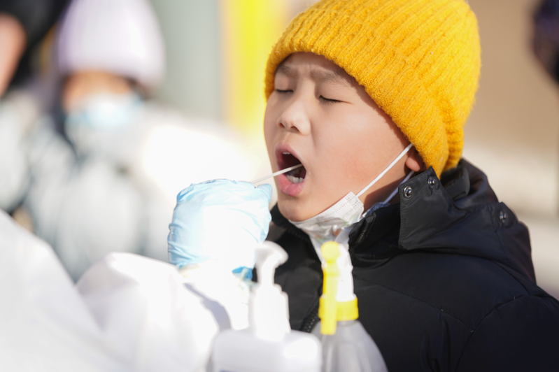 黑龍江省黑河市再度傳出疫情後，隨即展開大規模核酸檢測。圖為10月31日，黑河市一名孩童正在接受核酸檢測採樣。新華社