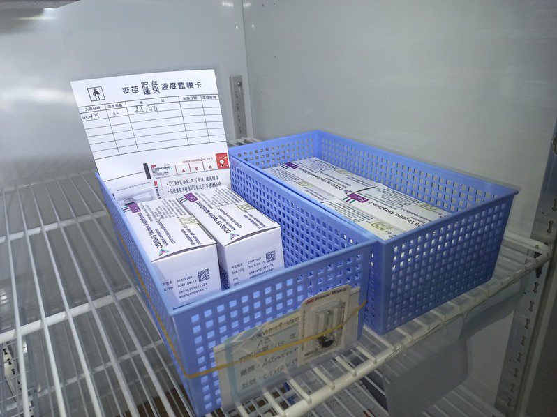 BNT疫苗先前陸續到貨後，不少預約AZ疫苗者棄打，嘉義市政府衛生局統計AZ「爽約劑」約3200劑。圖為AZ疫苗示意圖。圖／嘉義市政府提供