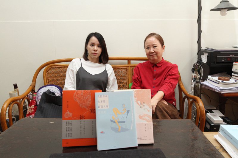 蔣亞妮已出版三本散文集，目前在成大中文系唸博士，右為指導教授蘇偉貞。圖／成大提供