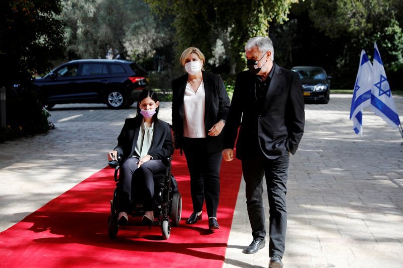 以色列能源部長艾哈拉（左）因肌肉失養症必須以輪椅代步，1日準備出席聯合國COP26氣候峰會時，卻因為主辦單位忽視身障人士需求，導致她最後不得不返回愛丁堡的飯店。路透