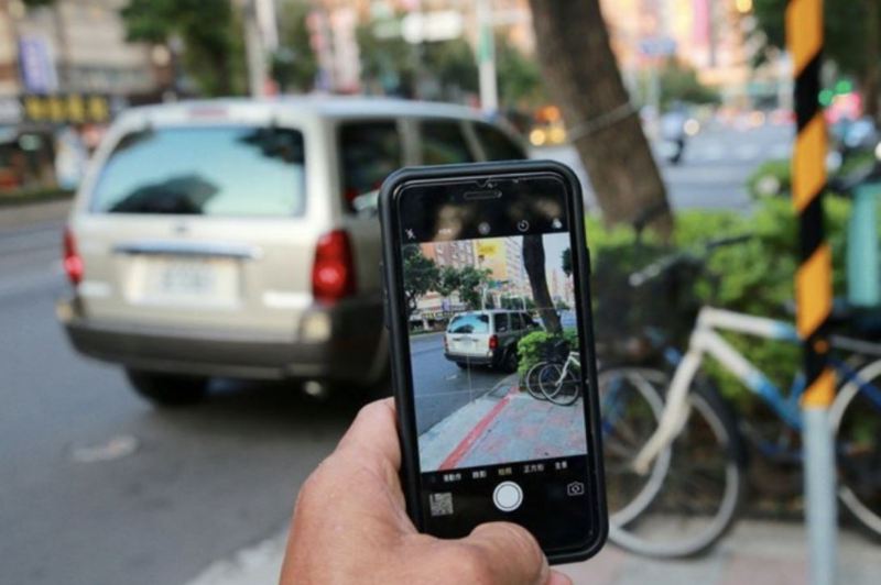 隨著智慧型手機、行車記錄器普及，民眾檢舉交通違規案件數逐年增加。圖／聯合報系資料照片