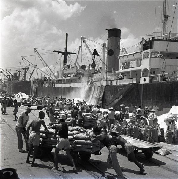 高雄港碼頭倉庫群度過二戰時港區轟炸的戰後復原期，見證了高雄港蓬萊商港區蓬勃發展時...