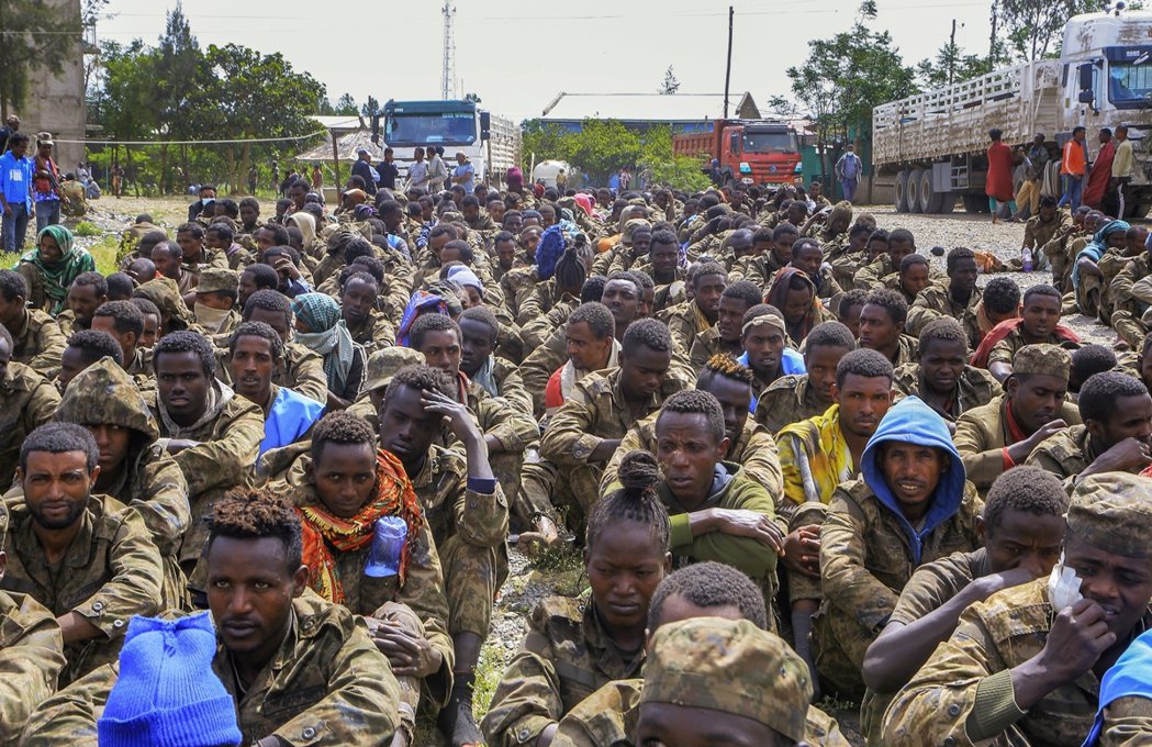 10月22日，被俘的衣索比亞政府軍和民兵，被帶到提格雷部首府默克萊的拘留中心。 ...