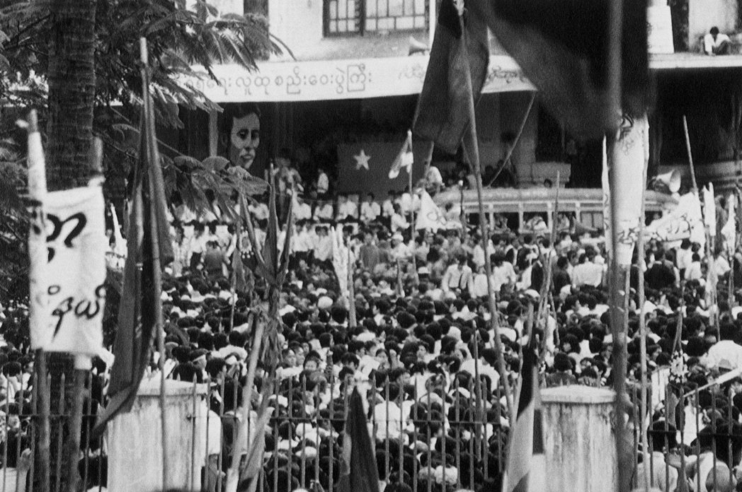 1988年8月27日，人們聚集在仰光出席翁山蘇姬的演講。翁山蘇姬在當時表示支持人...