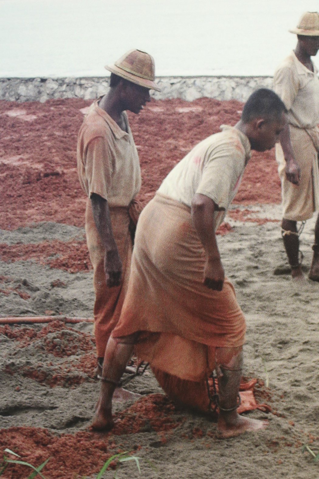 由軍政府掌權期間的緬甸，不乏有人民遭酷刑對待的例子，圖為2000年左右在緬甸勞改...