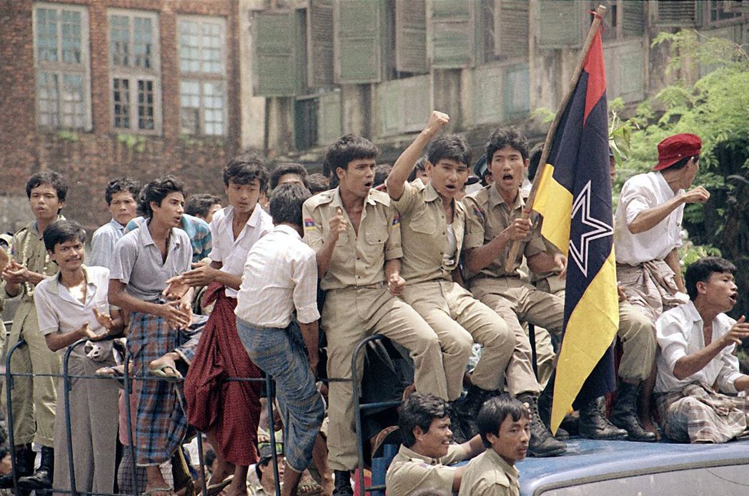 圖／美聯社 1988年9月，到仰光抗議的示威者們。 圖／美聯社 