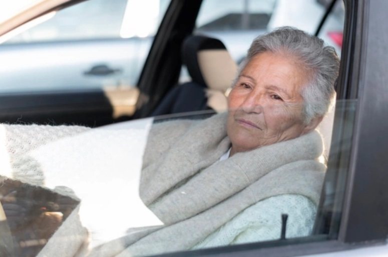 年齡本身並不是人們何時應該停止駕駛的可靠決定因素。 圖／freepik