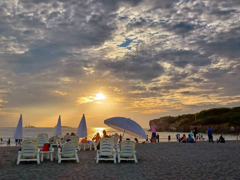高雄旗津黑沙玩藝節打造海島度假氛圍。圖／高雄市觀光局提供