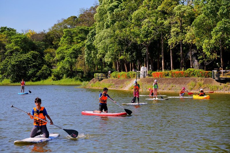 虎頭埤風景區本周六連續兩個周休假日免費水域遊憩體驗，項目有獨木舟、立式划槳、龍舟板。圖／虎頭埤提供