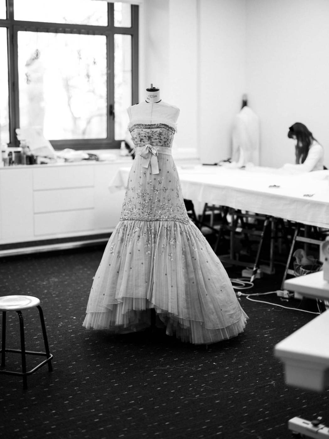 在《史賓賽》海報主視覺中，克莉絲汀史都華穿的米色烏干紗晚宴洋裝原型來自香奈兒19...