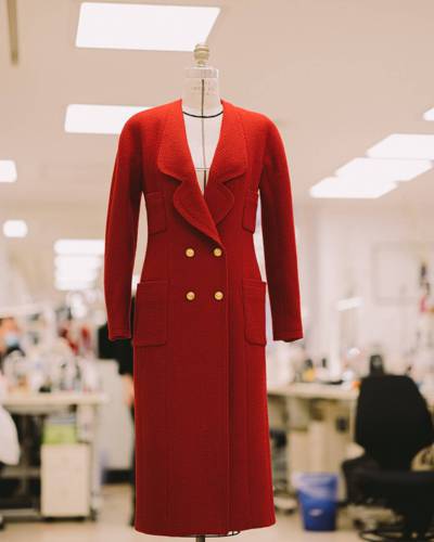 香奈兒1988/89秋冬高級時裝系列中飾以訂製領口的紅色斜紋軟呢外套，是出自香奈...