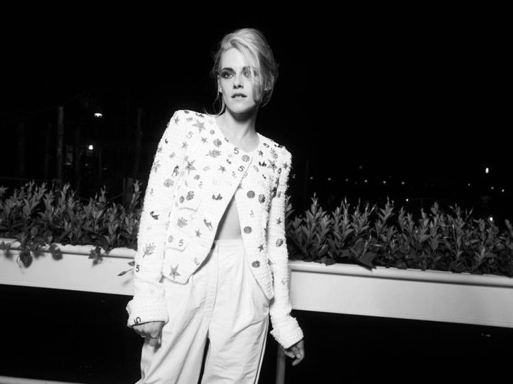克莉絲汀史都華穿香奈兒服飾出席第78屆威尼斯影展。圖／香奈兒提供