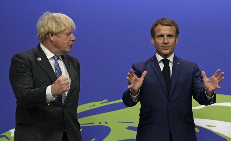 英國首相強生與法國總統馬克宏，攝於1日。美聯社