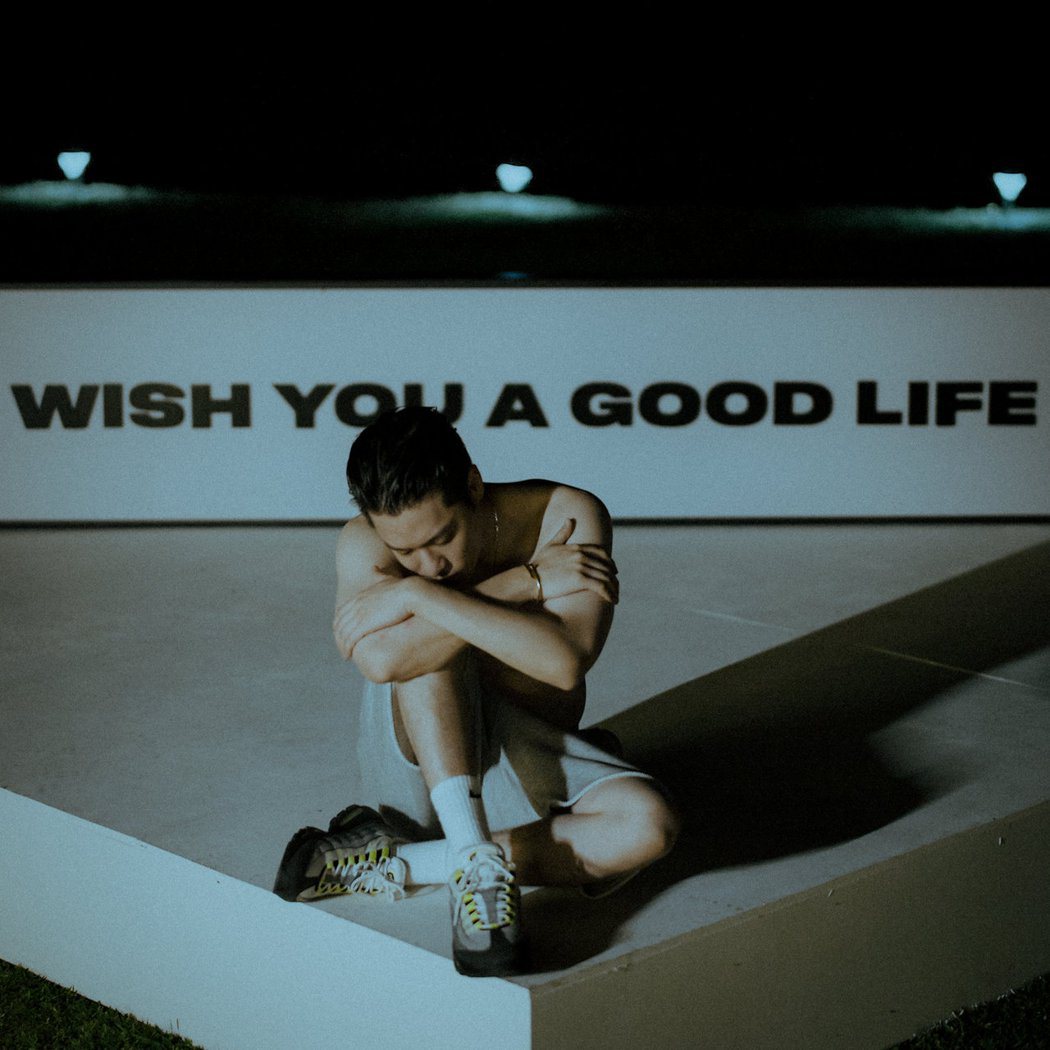 周湯豪半裸拍攝單曲「NEED YOU」MV。圖／環球音樂提供