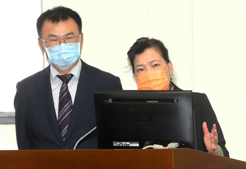 經濟部長王美花（右）、農委會主委陳吉仲說反萊豬公投若通過會影響國家經貿發展，對台灣是非常大的傷害。圖／本報資料照片