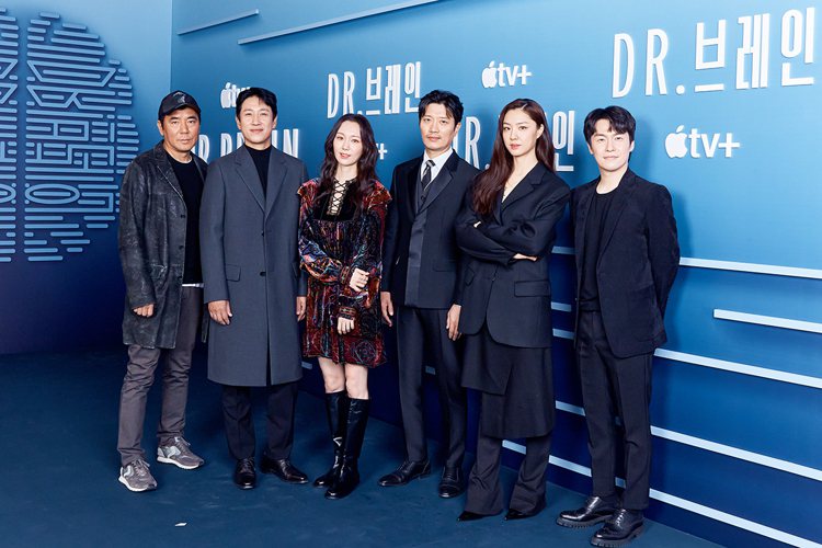「DR.BRAIN」3日在首爾舉辦記者會，導演金知雲（左起）、李善均、李俞英、朴...