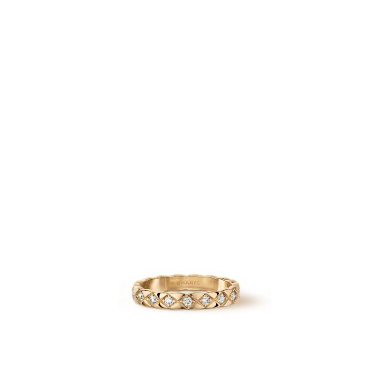 COCO CRUSH戒指窄版款，18K Beige米色金鑲嵌鑽石，11萬元。圖／香奈兒提供