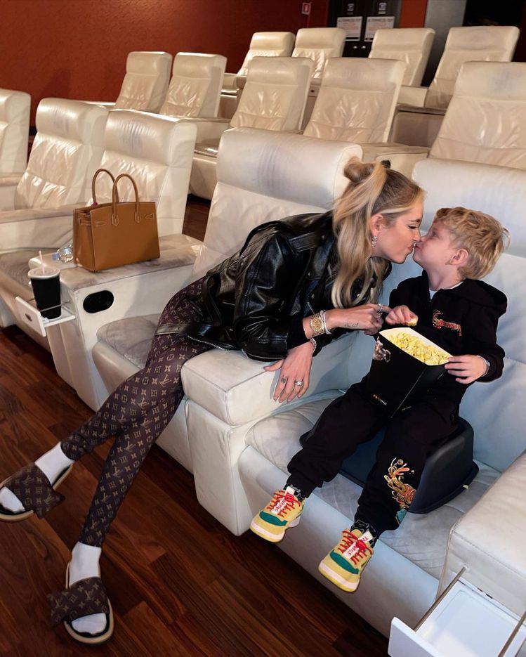 Chiara Ferragni和兒子Leo一起看電影吃爆米花時，身穿LV印花緊身...