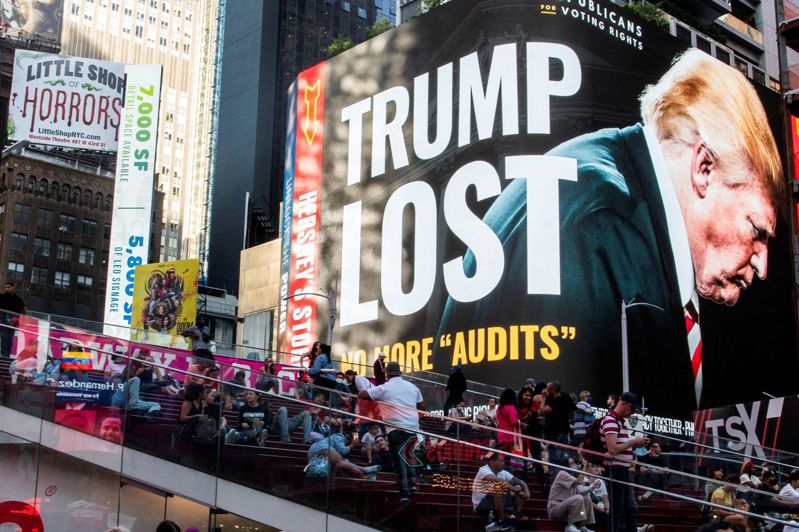 美國紐約曼哈頓時報廣場上月張貼寫著「前總統川普輸了」的廣告。路透