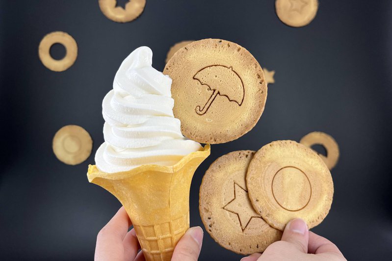 北村豆腐家新推出「蜂蜜牛奶椪糖餅霜淇淋」。圖／豆府提供