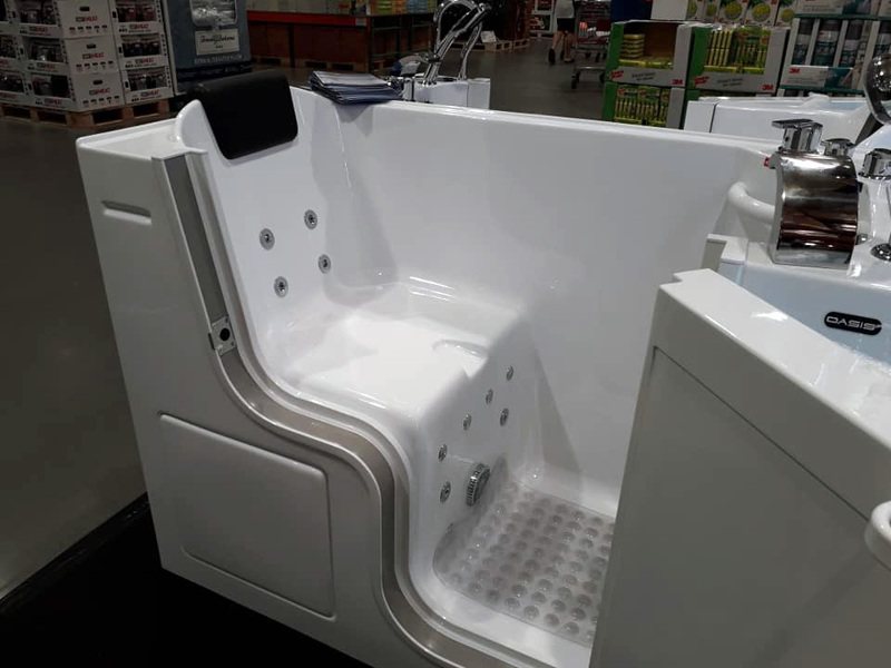 網友分享在好市多賣場看到的特殊浴缸。 圖／翻攝自臉書社團「Costco好市多 商品經驗老實說」