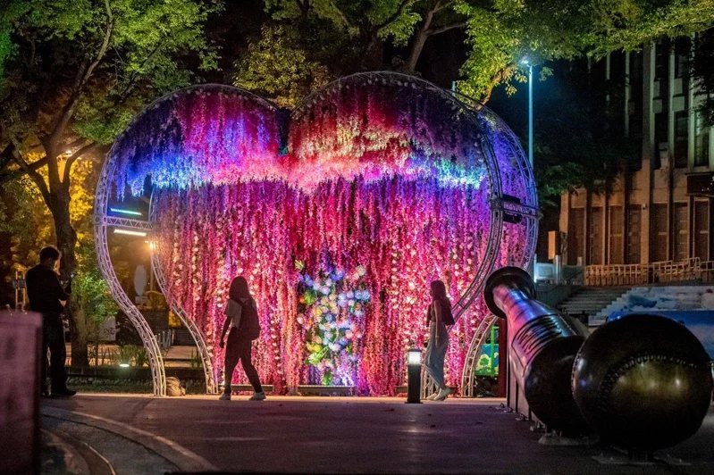 嘉市光織影舞展亮點為5公尺高「幸福花牆」。
 圖／嘉義市政府提供