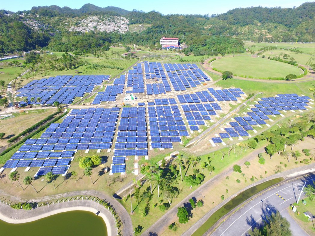 為推動綠能發展，台北市以「由內而外、由公而私」為行動策略，從公有場域開始裝設太陽...