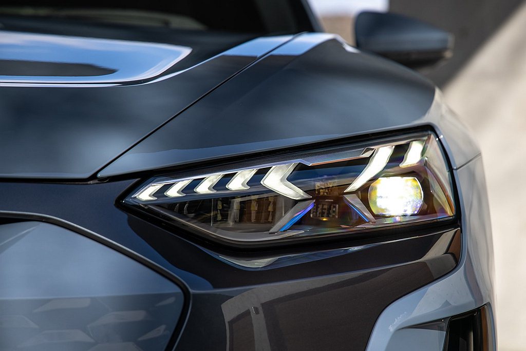 Audi e-tron GT搭載銳利的Matrix矩陣式LED極光頭燈組，強悍的...