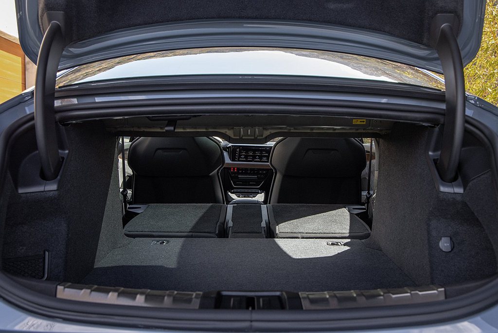 Audi e-tron GT行李裝載機能同樣相當完備，包含擁有85公升置物容積的...