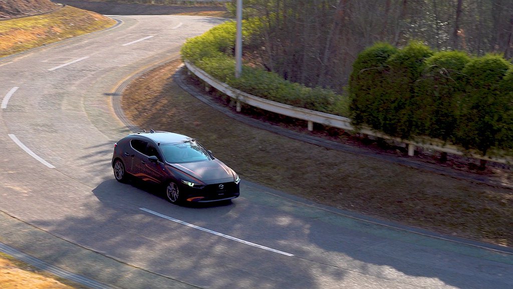 現今安全科技的發展已從過往的被動性安全防護，例如強化車身結構、增加安全輔助氣囊等方式，進展至透過更多先進科技的輔助，例如i-ACTIVSENSE 主動安全科技，提升駕駛對於環境的感知。 圖／Mazda提供