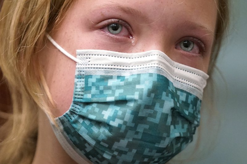 联邦疾病防治中心(CDC)本周建议5至11岁的年幼儿童接种新冠肺炎疫苗，图为小孩施打情形。美联社(photo:UDN)