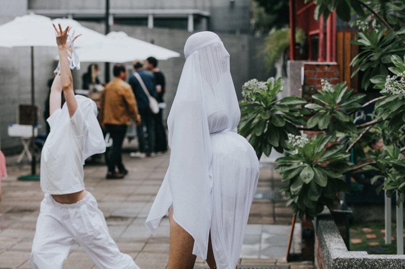 2019臺南新藝獎 挪威藝術家安．蘭 Ane Lan，與舞者張心瑜、歐誼君一起合作，於藍晒圖文創園區進行《城市孕育儀式》現場表演。