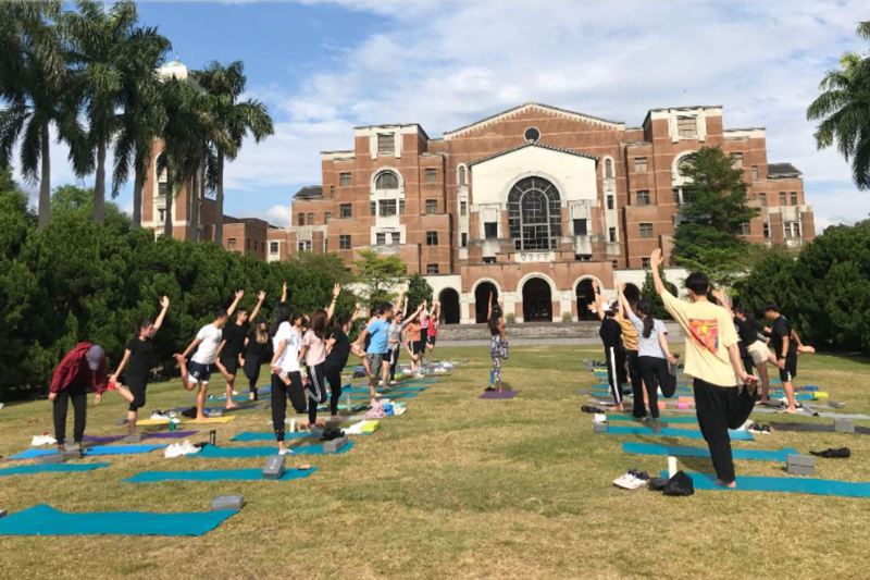 台大開設「活出快樂」通識課帶領學生做瑜伽、呼吸，每學期都吸引上百人搶修。圖／讀者提供