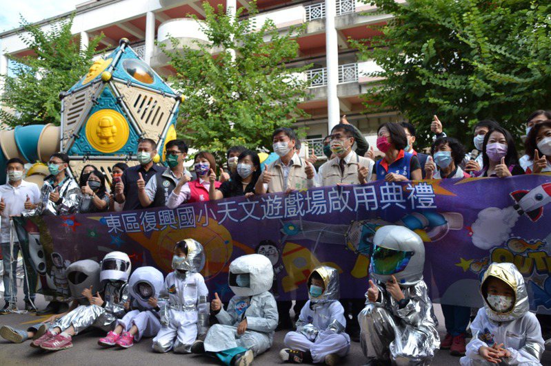 台南市東區復興國小遊戲場以天文為主題，今天啟用。記者鄭惠仁／攝影