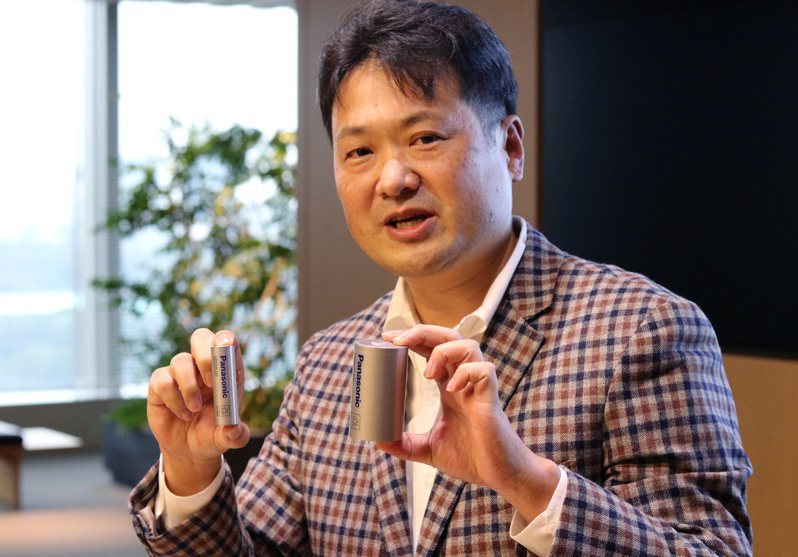Panasonic旗下新電池公司Panasonic Energy的執行長Kazuo Tadanobu，展示新款4680電池（圖右）和目前供應特斯拉的2170電池。路透