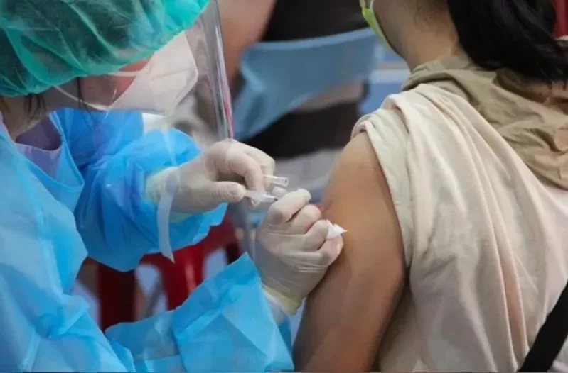 長庚醫院將啟動第3劑疫苗混打試驗，圖為民眾接種新冠疫苗示意圖。圖／聯合報系資料照片