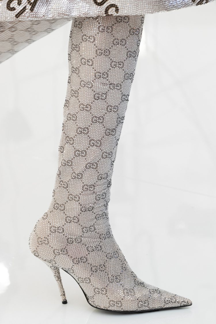 BALENCIAGA著名貼腿靴印上GUCCI Logo。圖／GUCCI提供