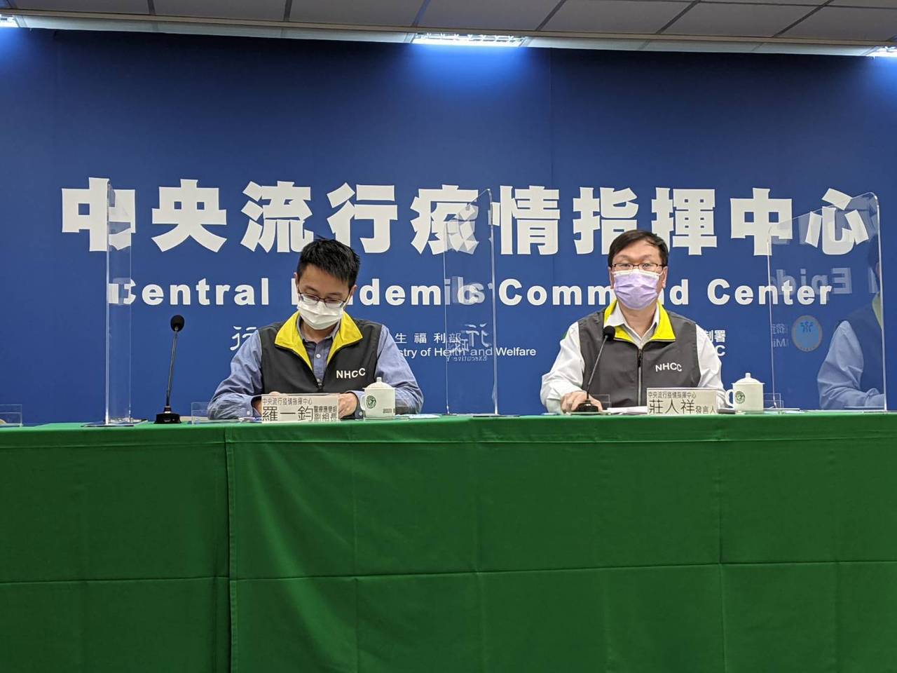 中央流行疫情指揮中心醫療應變組副組長羅一鈞（左）、發言人莊人祥（右）。記者謝承恩／攝影