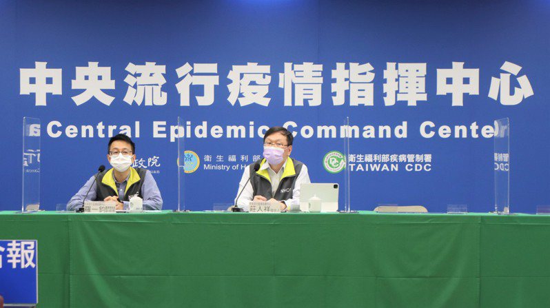 中央流行疫情指揮中心醫療應變組副組長羅一鈞（左）、發言人莊人祥（右）。圖／指揮中心提供