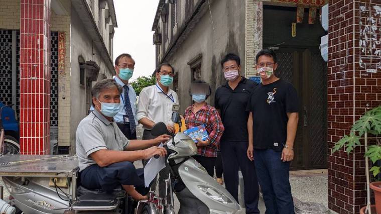 屏東東港安泰醫院醫療團隊，今天下午親自拜會昨天疫苗遭誤打的長輩。圖／院方提供