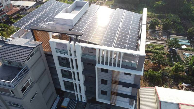 該棟建築頂樓的太陽能光電設備造價400萬元，具有隔熱降溫、保護屋頂，還能發電增加收益等優點。圖／林中銘提供