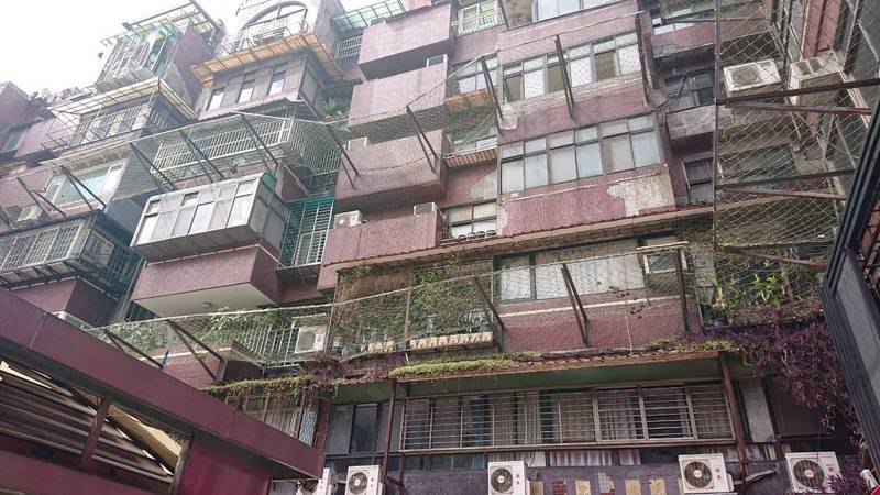 台北市為例，遭通報外牆磁磚剝落的案件，從2016至2019年平均每年都高達800件，但住戶們只用網子來防止掉落，卻沒有使用住戶公共基金來解決。圖／郭紀子提供