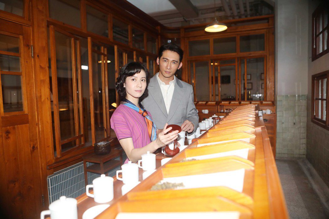 連俞涵（左）、溫昇豪出席花蓮特展活動，重回「茶金」拍攝場景感觸多。圖／公視提供