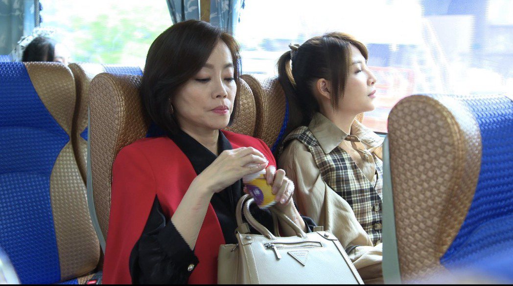 范瑞君（左）、謝京穎在「黃金歲月」中飾演母女。圖／民視提供