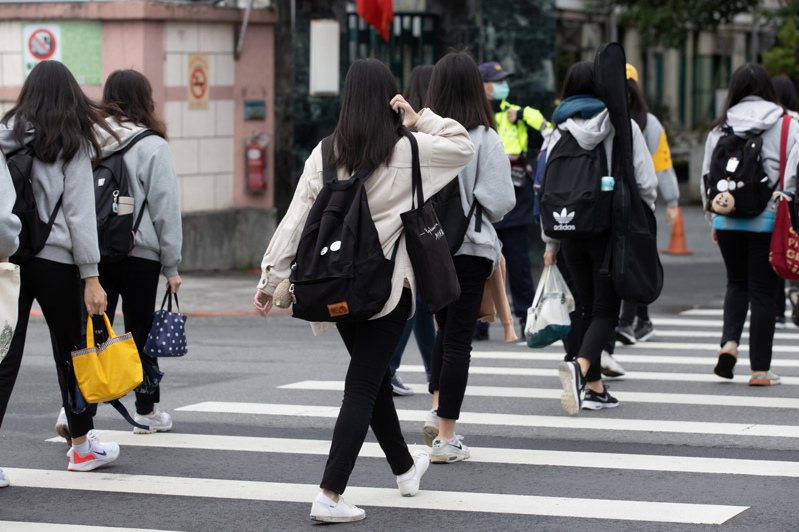 新北市淡江高中校友表示，在教育部調查時，少部分教師會暗示學生圈選「沒被霸凌」。示意圖／本報資料照片
