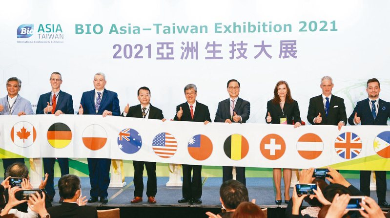 2021亞洲生技大會實體展昨天開幕，前副總統陳建仁（右五）出席。記者曾吉松／攝影