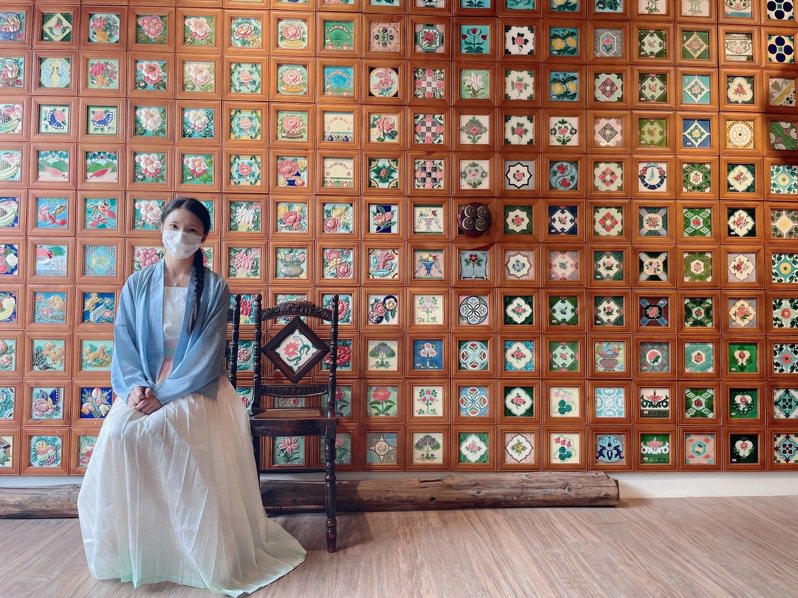 位於嘉義市區的「臺灣花磚博物館」將典藏的花磚整理成一整片壯觀綿延的花磚牆，來訪的遊客無不駐足留影。（圖／楚楚提供）